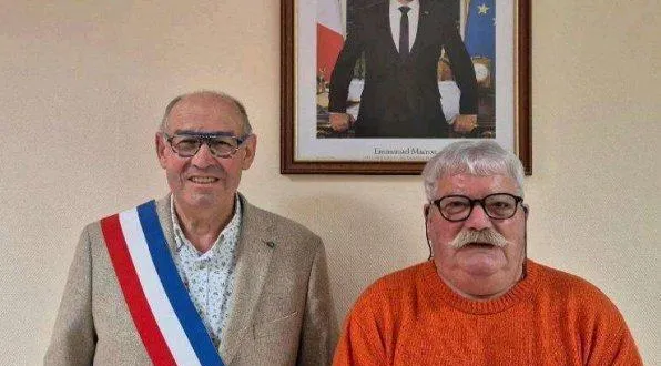 photo  jean-pierre leroux (à gauche), élu maire, avec jean-pierre martin, son fidèle premier adjoint.  &copy;  fournie par jean pierre leroux. 