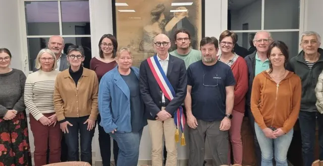 photo  gérard fouré, entouré de ses trois adjoints : hélène corbière, dominique mazzarolo et ludovic leroy, et des membres du conseil municipal.  &copy;  ouest-france 