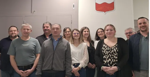 photo  de gauche à droite. au premier rang : frédéric goret, franck vallée (maire), justine plessis, frédéric chable et antoine leroux. au second rang : ludovic edmond, hubert gravé (1er adjoint), claire gravé, coline denin, rosalie huger (2e adjointe) et hervé gautier.  &copy;  ouest-france 