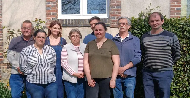 photo  le conseil municipal s’est réuni samedi et a réélu pierre dufay (2e à droite), maire. il est entouré de deux adjoints, françois saunois, adjoint sortant, élu premier adjoint et manon guénard, 2e adjointe.  &copy;  ouest-france 