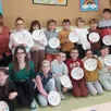 photo  les écoliers, en compagnie des cinq élèves infirmiers, présentent l’assiette, qu’ils ont illustrée pour manger équilibré. à gauche, armelle journet, directrice de l’école. 