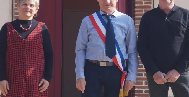 photo  jacky de taevernier, élu pour un cinquième mandat, entouré de nadine coesnon et philippe hetté, adjoint.s  &copy;  ouest-france 