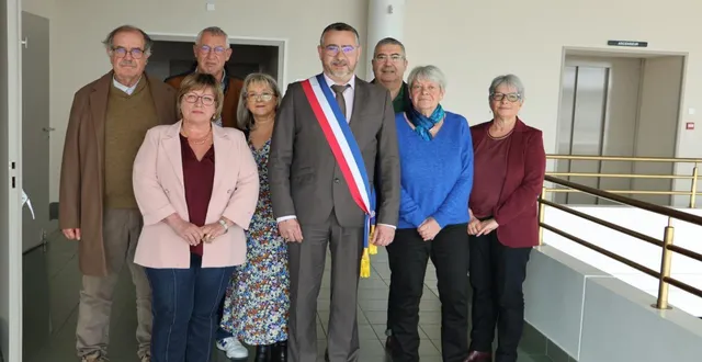 photo  jean-yves lecoq, le maire, entouré de ses adjoints.  &copy;  ouest-france 