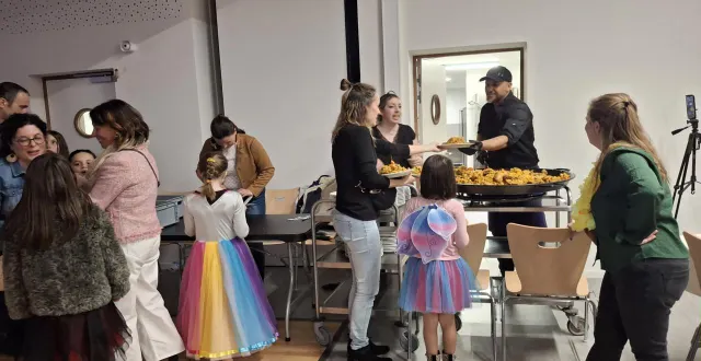 photo  vendredi, l’amicale de l’école publique jacques-yves-cousteau a fêté le printemps. la soirée dansante s’est déroulée de 18 h 30 à 23 h. « cette deuxième édition était très attendue, explique tiffany lebert, une des organisatrices. en 2025, nous n’avions pas pu la faire pour manque de bénévoles et une salle des fêtes en travaux. » elle permet de passer un bon moment, tout en collectant des fonds pour organiser des projets périscolaires. cent vingt repas ont été vendus.  &copy;  ouest-france 