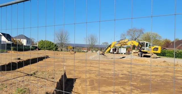 photo  le chantier du clos du stade a débuté en début de semaine passée. pour mémoire, ce projet, sous l’égide du promoteur yeswimmo pour le compte de la mancelle d’habitation, aboutira à la construction de quatorze logements locatifs dont la livraison est prévue fin mars 2028.  &copy;  ouest-france 
