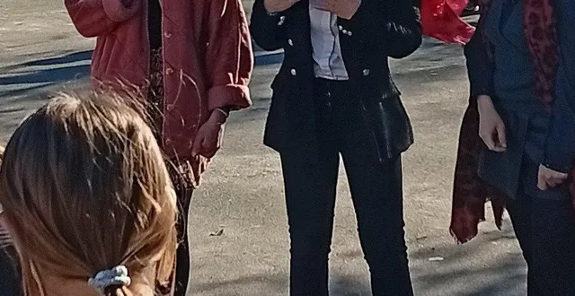 photo  au centre, anne-laure girault, principale du collège, entourée, à gauche, de noémie fougeray, professeure d’allemand, et tatjana baronkin, professeure de français à stuhr.  &copy;  ouest-france 