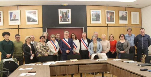 photo  laurent paris, entouré des 19 conseillers municipaux qui l’ont élu maire.  &copy;  ouest-france 