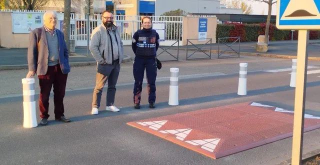 photo  à la demande du principal du collège saint-exupéry, de la police et des élus, deux ralentisseurs ont été positionnés avec des bornes de séparation de voie devant le collège, pour accroître la sécurité et limiter la vitesse. des triangles lumineux « attention piétons » s’additionnent à ce dispositif.  &copy;  ouest-france 