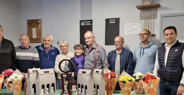 photo  les responsables et élus entourent les finalistes à l’heure de la remise des trophées.  &copy;  ouest-france. 