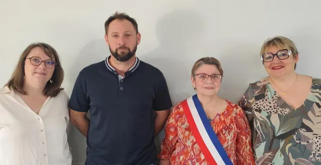 photo  les élus de montreuil-sur-loir se sont réunis samedi matin pour élire le maire et les adjoints. évelyne grimault est élue maire. elle sera épaulée par : 1re adjointe, béatrice thibault (à droite) ; 2e adjoint, vincent pichon et 3e adjointe, isabelle catté (à gauche).  &copy;  co 