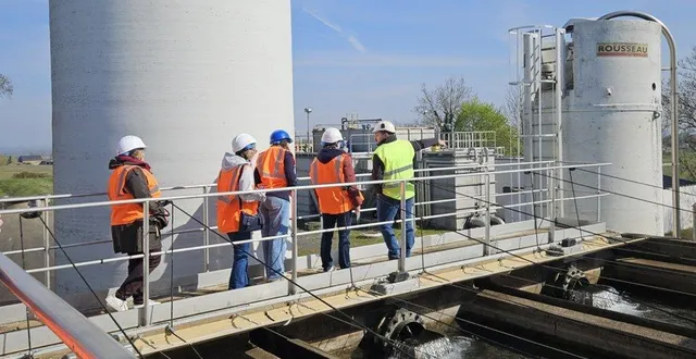photo  la visite guidée à l’usine d’eau potable de la chesnaie a été menée par rémi mercier, technicien en traitement des eaux chez veolia.  &copy;  co 