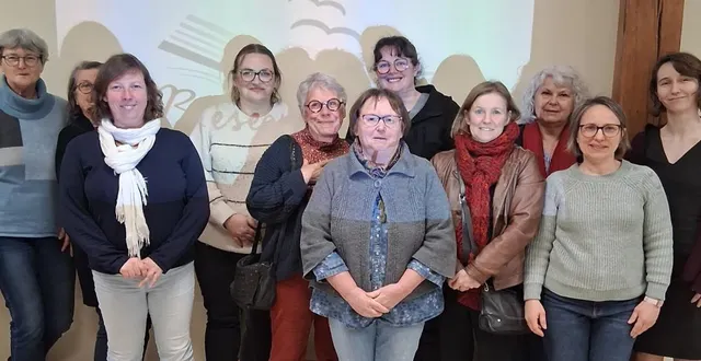 photo  l’équipe de la bibliothèque : isabelle ouvrard, bénévole ; anne huet, secrétaire ; tiphaine guihéneux, présidente ; sandrine ligonnière, bénévole ; annick pasquier, bénévole ; jocelyne bouché, trésorière adjointe ; jessica vigneron, bénévole ; emmanuelle cadotz, secrétaire adjointe ; patricia bessonneau, bénévole ; muriel bahut, trésorière et sandra nedélec, coordinatrice du réseau latulu.  &copy;  co 