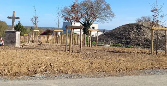 photo  aménagement du calvaire prolongeant la liaison douce vers le terrain de camping.  &copy;  co 