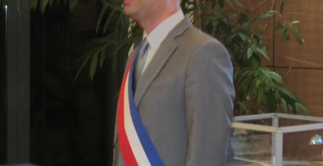 photo  franck poquin a ceint l’écharpe tricolore.  &copy;  co 