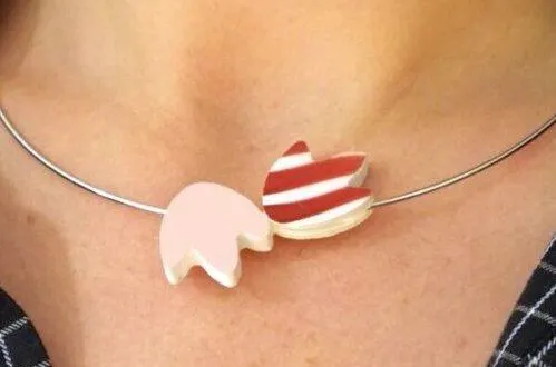 photo  une des créations d’anaëlle blayo réalisée à partir de morceaux de porcelaine.  &copy;  doc. remis 