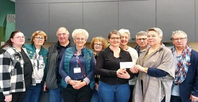 photo  moment d’échange entre bénévoles.  &copy;  troupe de théâtre de parennes 