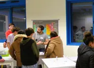 photo  les ateliers scientifiques, animés par les élèves, ont suscité la curiosité des visiteurs. 