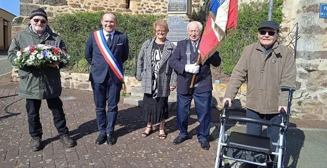 photo  réunis devant le monument aux morts, le maire emmanuel franco, gilbert paquier (porte-drapeau) et jean vincelot.  &copy;  le maine libre 