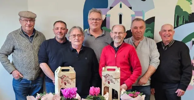 photo  samedi 14 mars, la société de boule de fort l’alliance de vaulandry a organisé le challenge du président qui a réuni 44 équipes. après un repas partagé par 45 personnes, la finale a été dominée 12 à 1 par la paire léon tiphaine et michel morin face à celle composée de christian fresneau et alain guêde. auparavant, elles avaient respectivement éliminé les équipes de jean-louis moutault et jean-pierre guilier (10-2) et de daniel coulon et jean-pierre gaudin (10-4). dans la foulée débute le challenge d’amis, en trois contre trois, dont la finale aura lieu samedi 30 mai avec le traditionnel cochon grillé que partagent plus de 150 convives.  &copy;  co 
