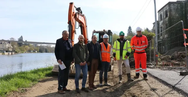 photo  les travaux de la future voie verte de l’oudon ont débuté à segré, au pied de l’ex-usine paulstra. la concrétisation d’un projet de longue date pour gilles grimaud (à gauche), le président d’anjou bleu communauté.  &copy;  ouest-france 
