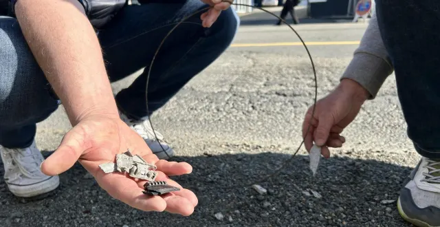 photo  de nombreuses petites pièces métalliques jonchent la chaussée de l’avenue bollée, en travaux.  &copy;  le maine libre 