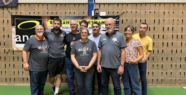 photo  gérard gallo, troisième en partant de la droite, compte sur ses équipes pour relancer l’entente sarthe handball pays du mans, fondée en 2019.  &copy;  gérard gallo 