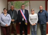 photo  laurent hébert, le nouveau maire du bailleul, entouré par ses quatre adjoints. 