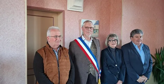 photo  philippe delaeter entouré de ses adjoints : jacky busson à sa droite, martine allouchery et philippe barrier.  &copy;  ouest-france 