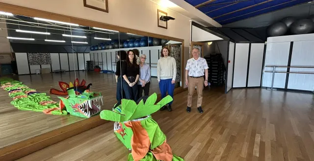 photo  quatre services civiques et plusieurs bénévoles de la mjc de flers ont participé à l’élaboration du grand dragon, élément central de la parade du carnaval de flers (orne), dimanche 29 mars 2026.  &copy;  ouest-france 