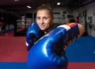 photo  mélina ainaoui se prépare à un combat pour le titre de championne de france, face à sacha morice. 