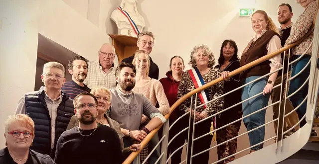 photo  l’équipe des conseillers avec la maire, dominique manceau.  &copy;  ouest-france 