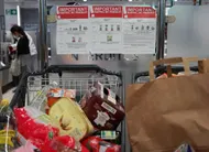 photo  une liste de produits rappelés est affichée aux caisses d’un supermarché. photo d’illustration. 