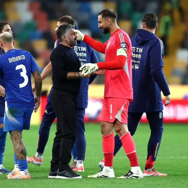 photo gennaro gattuso et gianluigi donnarumma après la victoire de l’italie face à israël, lors des éliminatoires pour la coupe du monde 2026, le 14 octobre 2025.  ©  marco luzzani / getty images via afp