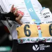 photo  vieille habitude dans le cyclisme, les poches des maillots sont dans le dos, les coureurs s’en servent pour stocker boissons et aliments. cette habitude pourrait changer. 