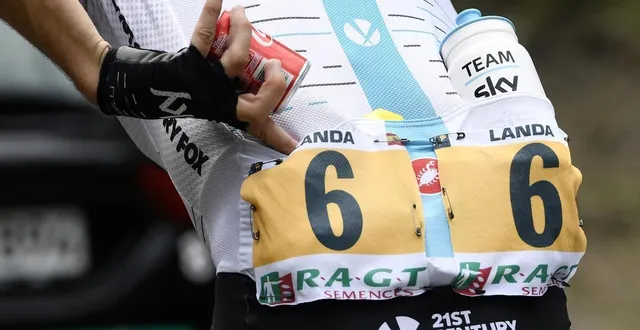 photo  vieille habitude dans le cyclisme, les poches des maillots sont dans le dos, les coureurs s’en servent pour stocker boissons et aliments. cette habitude pourrait changer.  &copy;  yorick jansens / afp 