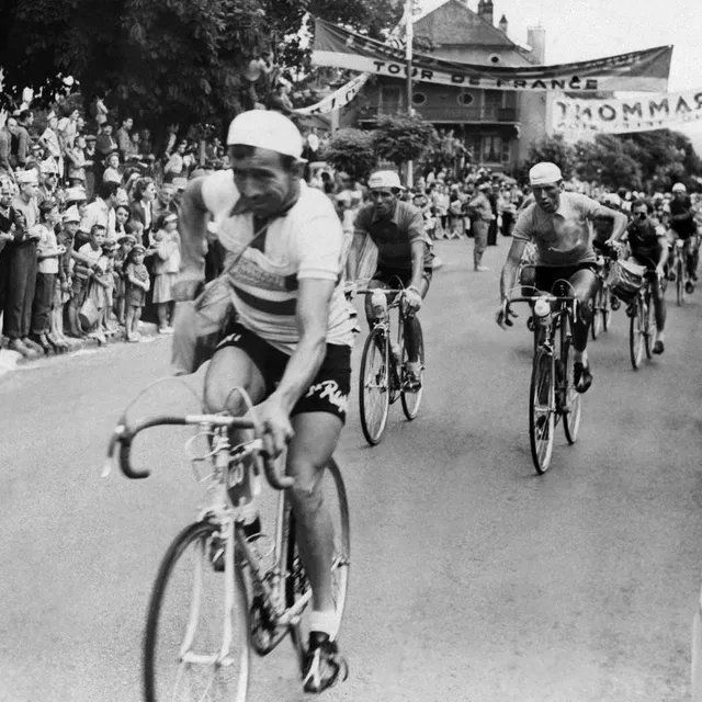 Le peloton traverse Champagnole lors du ravitaillement, le 17 juillet 1958, lors de la 22e étape du Tour de France Aix-les-bains-Besançon. Les coureurs avaient alors les poches sur la poitrine de leur maillot en plus de leurs sacs de ravito. AFP photo le peloton traverse champagnole lors du ravitaillement, le 17 juillet 1958, lors de la 22e étape du tour de france aix-les-bains-besançon. les coureurs avaient alors les poches sur la poitrine de leur maillot en plus de leurs sacs de ravito. © afp