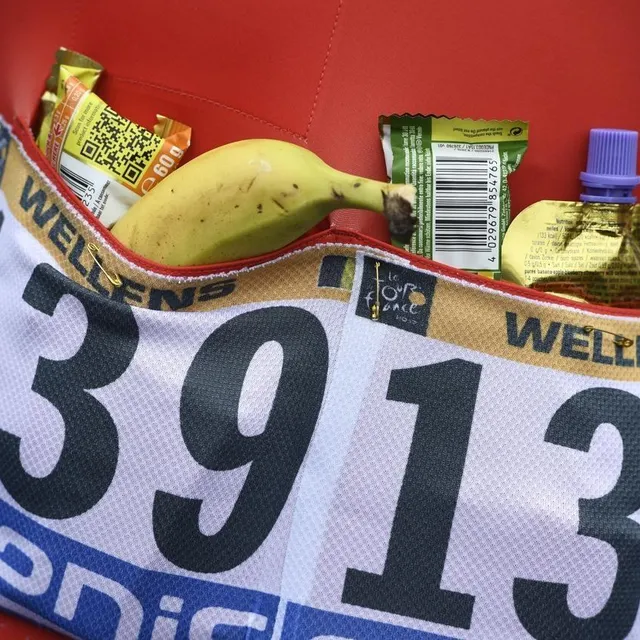 Les cyclistes glissent barres énergétiques, fruits et gels dans ces poches arrière devenues emblématiques Yorick Jansens / AFP photo les cyclistes glissent barres énergétiques, fruits et gels dans ces poches arrière devenues emblématiques © yorick jansens / afp