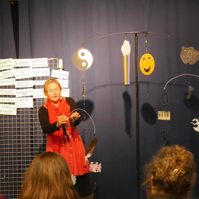 photo élodie schwab propose une conférence gesticulée intitulée \\