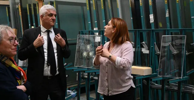 photo  le président de région, hervé morin, a découvert les différentes techniques de mp vitrage à falaise, mercredi 18 mars 2026.  &copy;  ouest-france 