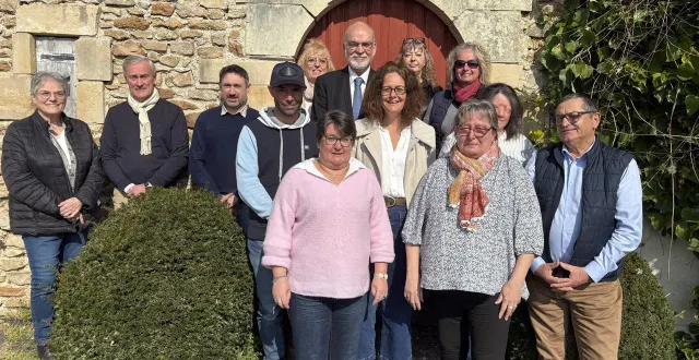 photo  le conseil municipal, avec, de gauche à droite : ghislaine legendre, charles-édouard de coriolis (3e adjoint), anaël cossard, chantal courtaugis, (4e adjointe), bruno chaplet (maire), valérie viau, catherine robert freland (2e adjointe) , thomas poulet, karine cotten, gwénaëlle figuet, stéphanie peillon, édith mardargent, roland pineaud. absents : patrick buffin et grégory delalande.  &copy;  ouest-france 