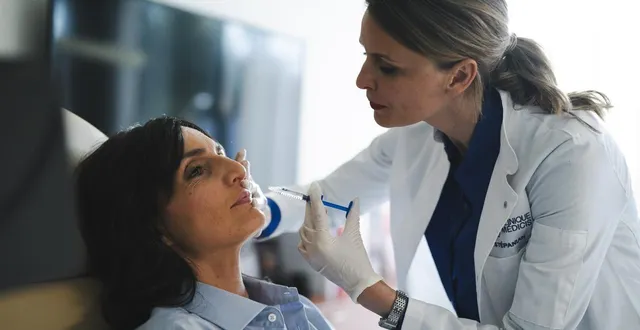 photo  jeanne bournaud en chirurgienne esthétique dans « apparences ».  &copy;  © baptiste langinier - quad drama - france télévisions 