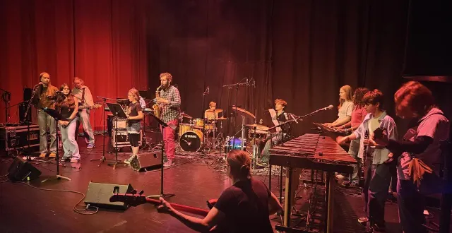 photo  les élèves qui ont participé à la masterclass ont interprété quelquesmorceaux devant les familles d’accueil.   &copy;  le maine libre 