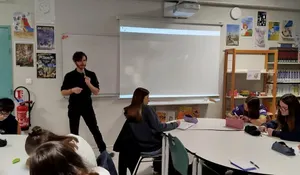 photo cinéma  les élèves de 3e de la chac (classe horaire aménagé cinéma) ont pu s’initier à l’audiodescription avec morgan renault qui a créé 400 à 500 films pour les déficients visuels et non-voyants. 