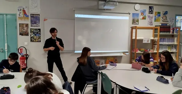 photo  les élèves de 3e de la chac (classe horaire aménagé cinéma) ont pu s’initier à l’audiodescription avec morgan renault qui a créé 400 à 500 films pour les déficients visuels et non-voyants.  &copy;  ouest-france 