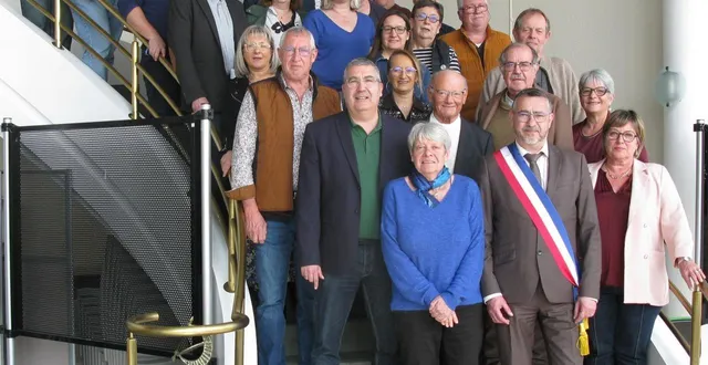 photo  jean-yves lecoq entouré des membres de son nouveau conseil municipal installé dimanche.  &copy;  le maine libre 