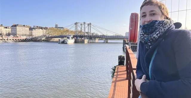photo  ce mercredi matin, 25 mars, anne-laure, une habitante de chantenay, est venue dès 7, comme d’autres personnes, pour être sûre de ne pas rater l’opération de la pose du tablier sur le pont anne-de-bretagne qui va se faire grâce à la marée descendante.  &copy;  ouest france 