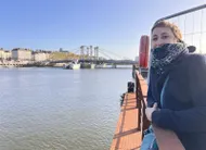 photo  ce mercredi matin, 25 mars, anne-laure, une habitante de chantenay, est venue dès 7, comme d’autres personnes, pour être sûre de ne pas rater l’opération de la pose du tablier sur le pont anne-de-bretagne qui va se faire grâce à la marée descendante. 