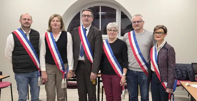 photo  le maire françois boussard entouré de ses adjoints.  &copy;  le maine libre 