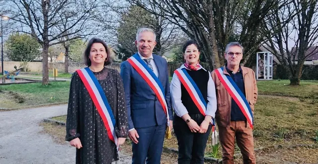 photo  eric bourge (2e à gauche) au côté de ses adjoints : françoise rosalie, 1re adjointe (3e à g), jany perrin, 2e adjoint et élodie gautier, 3e adjointe.   &copy;  le maine libre 