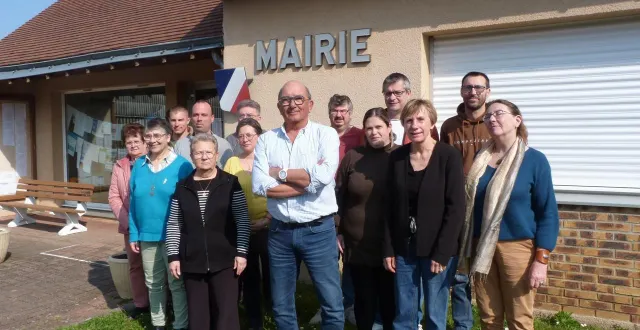 photo  un conseil municipal à l’écoute des lavaréens.  
                     &copy;  le maine libre 